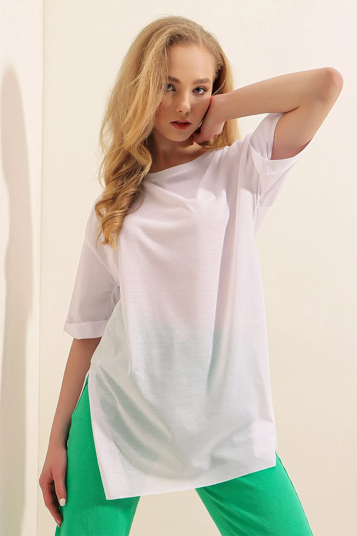 4123 yirtmaçli oversize tişört