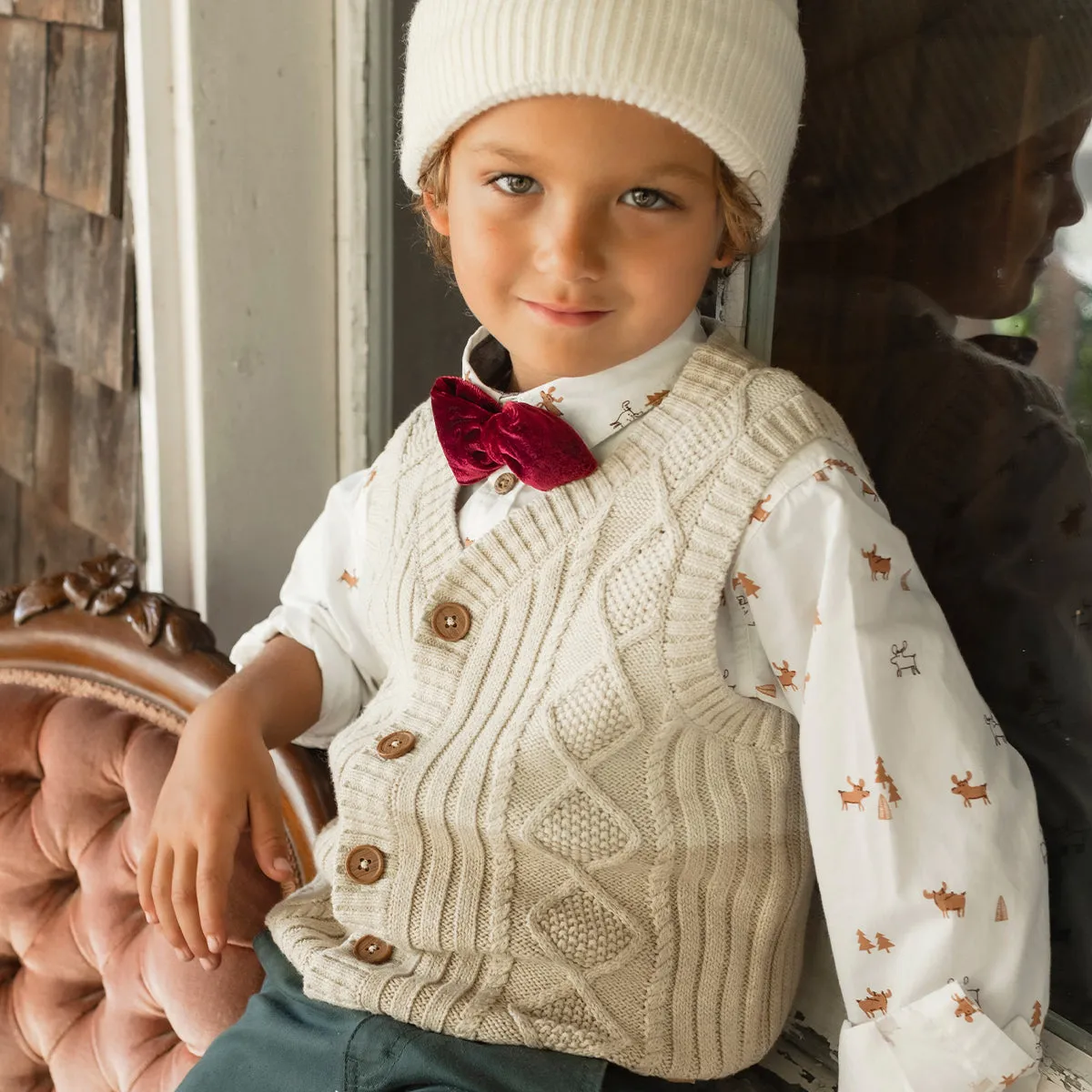 Débardeur beige en tricot torsadée, enfant || Beige cable-knit sleeveless vest, child